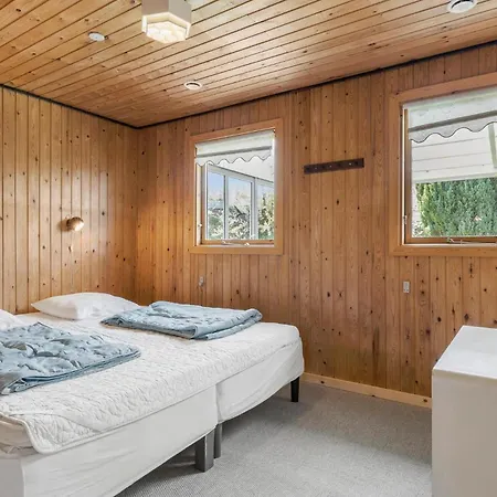 3 Bedroom Lovely In Holiday home